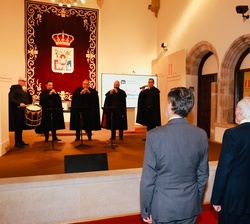 Don Felipe escucha el himno nacional interpretado por un cuarteto de dulzaina y tamboril