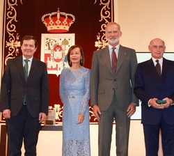 Fotografía de Su Majestad el Rey tras hacer la entrega a Almine y Bernard Ruiz-Picasso de la distinción como “Valedor del Hispanismo 2026”