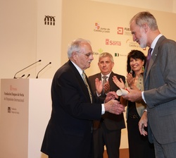 Don Felipe hace entrega a Charles B. Faulhaber del galardón en representación del proyecto “PhiloBiblon”.
