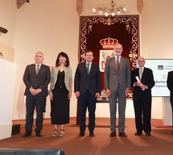 Fotografía de Don Felipe tras hacer la entrega a Charles B. Faulhaber del galardón en representación del proyecto “PhiloBiblon”