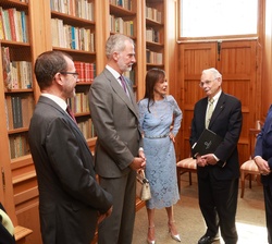 El Rey mantiene un encuentro con los premiados en la biblioteca