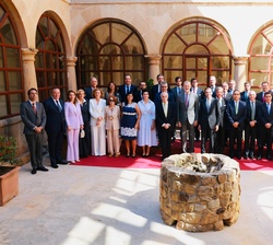 Fotografía de grupo con los asistentes al acto
