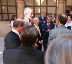 Su Majestad el Rey departe con los asistentes al acto en el jardín