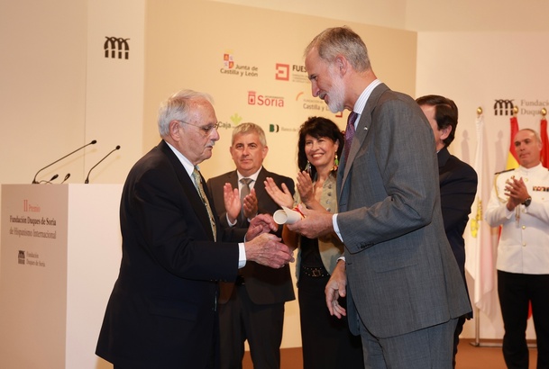 Don Felipe hace entrega a Charles B. Faulhaber del galardón en representación del proyecto “PhiloBiblon”.