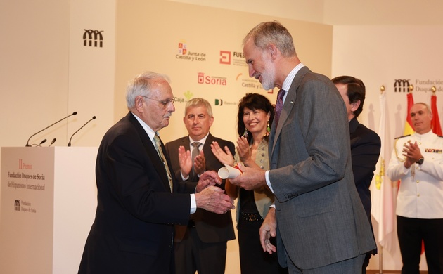 Don Felipe hace entrega a Charles B. Faulhaber del galardón en representación del proyecto “PhiloBiblon”.