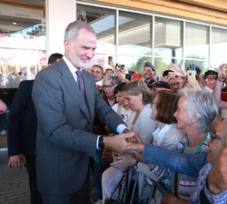 Su Majestad el Rey, a su llegada al Hospital Universitario Santa Bárbara recibe el cariño de las personas que se encontraban en la entrada
