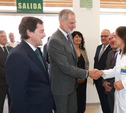 Don Felipe recibe el saludo de la directora y gerente de Asistencia Sanitaria del Hospital Universitario Santa Bárbara, Marta León