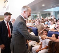 El Rey recibe el saludo de varias de las personas que se encontraban en el interior del hospital 