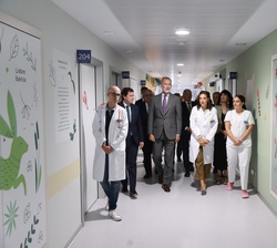 Don Felipe acompañado por las autoridades y por el personal del hospital en un momento de su visita 