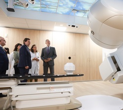 Su Majestad el Rey conoció las instalaciones de la unidad de radioterapia