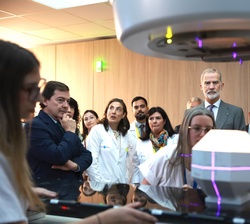 El Rey observa al personal del hospital realizar una prueba médica