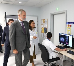 Don Felipe en un momento de su visita por el Hospital Universitario Santa Bárbara