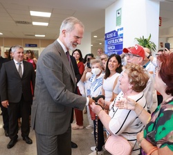 Su Majestad el Rey recibe el saludo de varias personas que se encontraban a la salida del Hospital Universitario Santa Bárbara