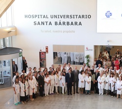 Fotografía de grupo con personal sanitario del centro
