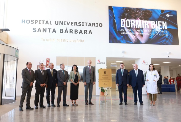 Su Majestad el Rey acompañado por las autoridades asistentes al acto ante la placa conmemorativa de la inauguración