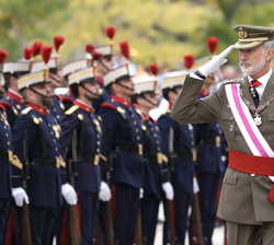 Su Majestad el Rey pasando revista a las tropas formadas en la Lonja Principal del Real Monasterio de El Escorial.