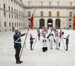 Entrada del cortejo procesional en la basílica del Real Monasterio de El Escorial.