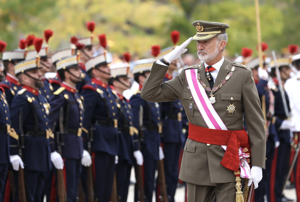 Su Majestad el Rey pasando revista a las tropas formadas en la Lonja Principal del Real Monasterio de El Escorial.