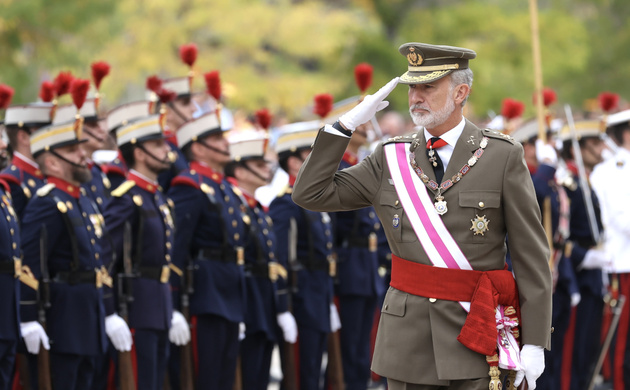 Su Majestad el Rey pasando revista a las tropas formadas en la Lonja Principal del Real Monasterio de El Escorial.