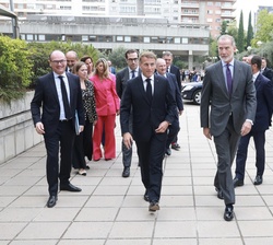 Su Majestad el Rey y Su Excelencia el presidente de la República Francesa se dirigen al acceso del Ministerio de Economía, Comercio y Empresa
