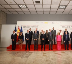 Su Majestad el Rey y Su Excelencia el presidente de la República Francesa junto a las autoridades