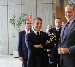 Su Majestad el Rey y Su Excelencia el presidente de la República Francesa momentos previos al inicio del acto