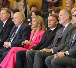 Su Majestad el Rey y Su Excelencia el presidente de la República Francesa en la primera fila de asientos