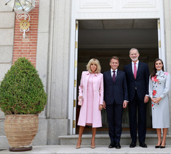 Sus Majestades los Reyes junto a Sus Excelencias el Presidente de la República Francesa y la Primera Dama a su llegada al Palacio de La Zarzuela
