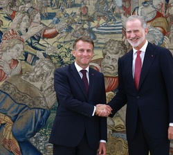 Su Majestad el Rey recibe el saludo de Su Excelencia el Presidente de la República Francesa, Emmanuel Macron