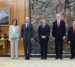 Fotografía de grupo de Don Felipe junto a Su Excelencia el Presidente de la República Francesa y los miembros de ambas delegaciones