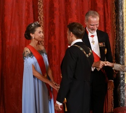 Sus Majestades los Reyes reciben el saludo de Sus Excelencias el Presidente de la República Francesa, Emmanuel Macron y de la Primera Dama, Brigitte M