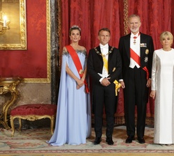 Fotografía de grupo de SS.MM. los Reyes junto a SS.EE. el Presidente de la República Francesa y la Primera Dama