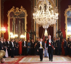 Don Felipe y Doña Letizia, acompañados por SS.EE el Presidente de la República Francesa y la Primera Dama, acceden al Salón del Trono