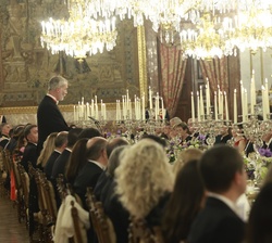 Su Majestad el Rey durante el discurso que dirigió a los asistentes a la cena