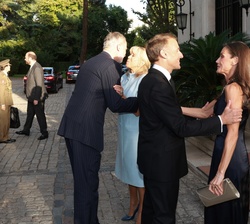 Sus Majestades los Reyes, a su llegada a la residencia de la embajadora de la República Francesa son recibidos por Presidente de la República Francesa