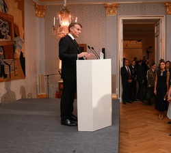 Sus Majestades los Reyes durante la intervención del presidente de la República de Francia, Emmanuel Macron