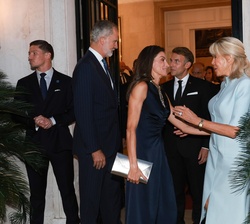 Tras un breve encuentro después de la recepción, Sus Majestades los Reyes se despiden de Sus Excelencias el Presidente de la República Francesa y su e
