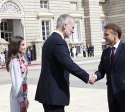 Su Majestad el Rey recibe el saludo de Su excelencia el Presidente de la República Francesa, Emmanuel Macron