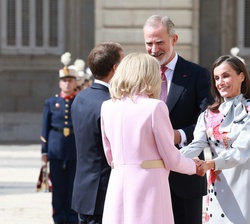 Doña Letizia recibe el saludo de Brigitte Macron, Primera Dama de la República Francesa