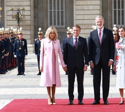 Fotografía de grupo de Sus Majestades los Reyes junto a Sus Excelencias el Presidente de la República Francesa, Emmanuel Macron y la Primera Dama, Bri