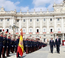 S.M. el Rey, acompañado por S.E. el Presidente de la República Francesa, Emmanuel Macron, pasan revista a la Agrupación de Honores de la Guardia Real