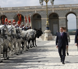 Don Felipe durante la revista al Escuadrón de Escolta Real, acompañado por el Sr. Emmanuel Macron, presidente de la República Francesa