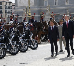 Su Excelencia el Presidente de la República Francesa y Su Majestad el Rey durante la revista a la Sección de Motos de la Guardia Real
