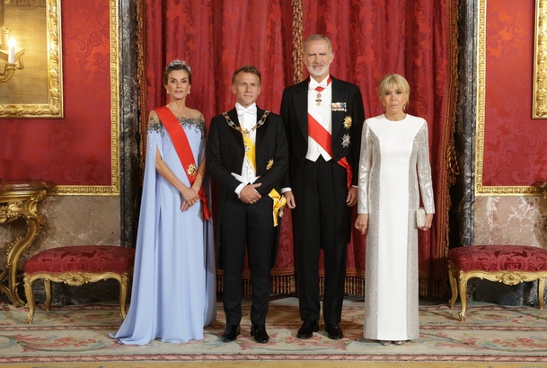 Fotografía de grupo de SS.MM. los Reyes junto a SS.EE. el Presidente de la República Francesa y la Primera Dama