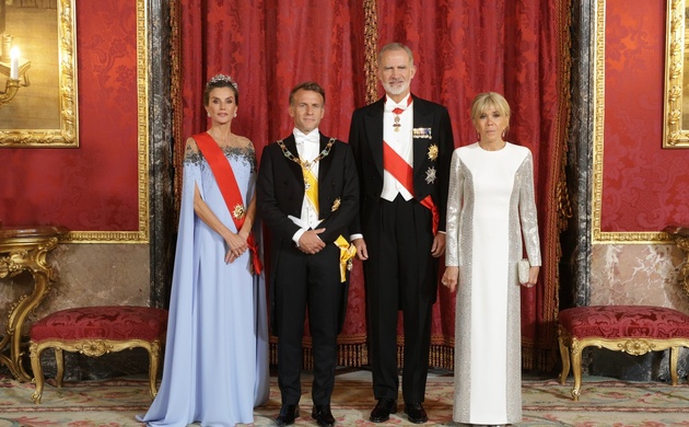 Fotografía de grupo de SS.MM. los Reyes junto a SS.EE. el Presidente de la República Francesa y la Primera Dama