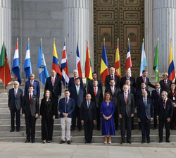 Su Majestad el Rey junto a los participantes en el XII Foro Parlamentario Iberoamericano.