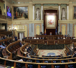 Don Felipe durante la intervención de la Presidenta del Congreso de los Diputados, Francina Armengol.
