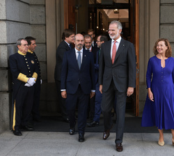 Don Felipe a su salida del Congreso de los Diputados acompañado por la Presidenta del Congreso, Francina Armengol, y el Presidente del Senado, Pedro R