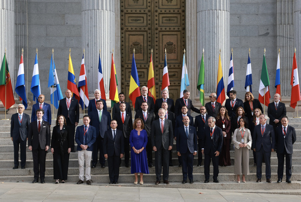 Su Majestad el Rey junto a los participantes en el XII Foro Parlamentario Iberoamericano.