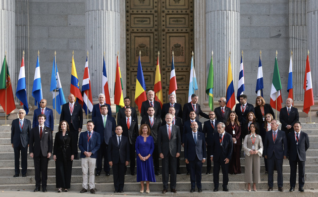 Su Majestad el Rey junto a los participantes en el XII Foro Parlamentario Iberoamericano.